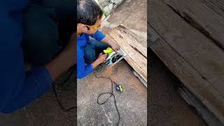 o serralheiro está cortando tábuas aqui em casa com minha serra circular Desoon #diy