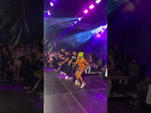 Tirullipa dançando com os músicos do Natanzinho Lima