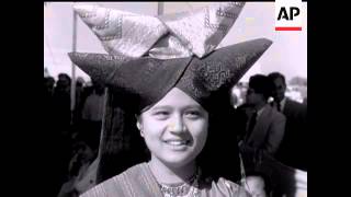 Soekarno Arrives In India - No Sound