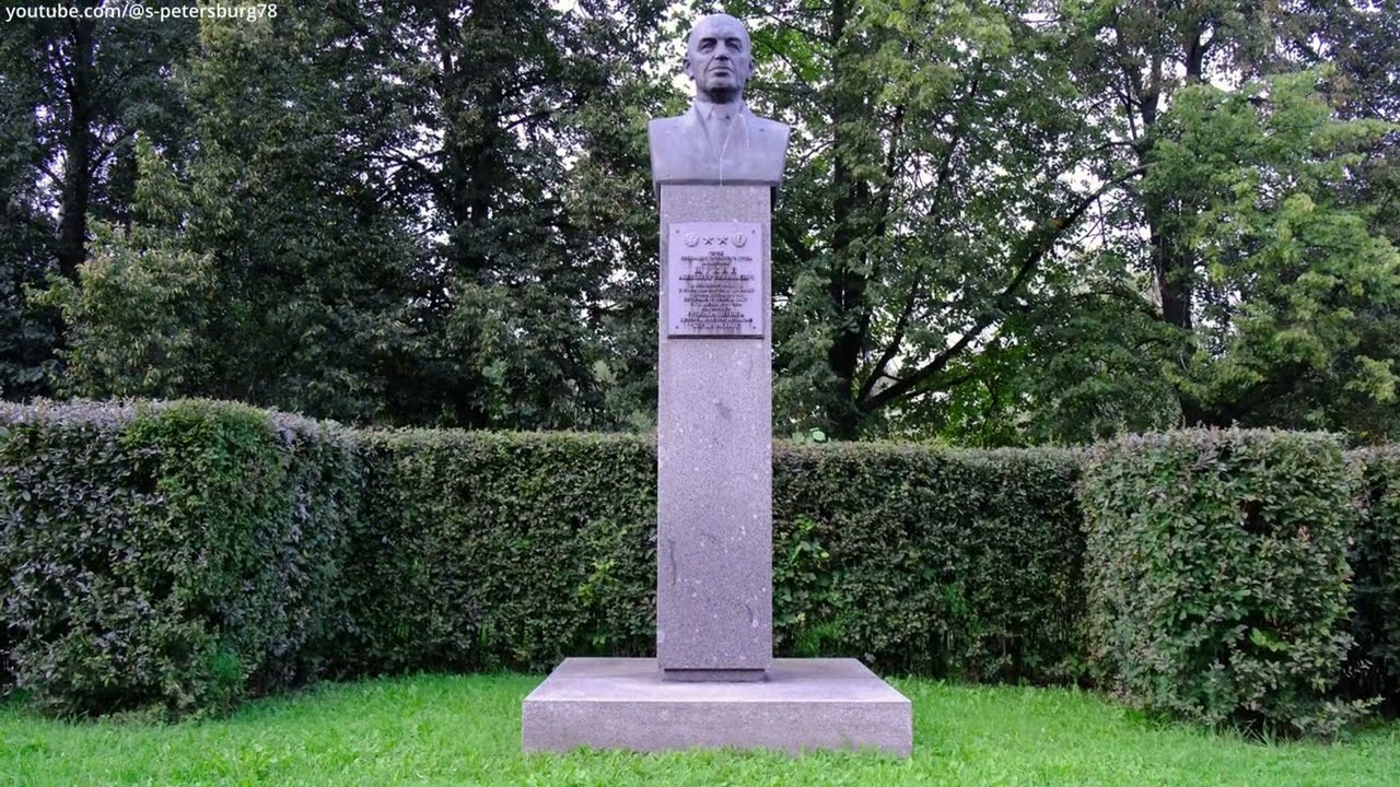 Аллея Героев - центральная аллея Парка Победы