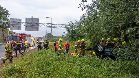 Auto over de kop A20, bestuurder ernstig gewond - A20 Schiedam
