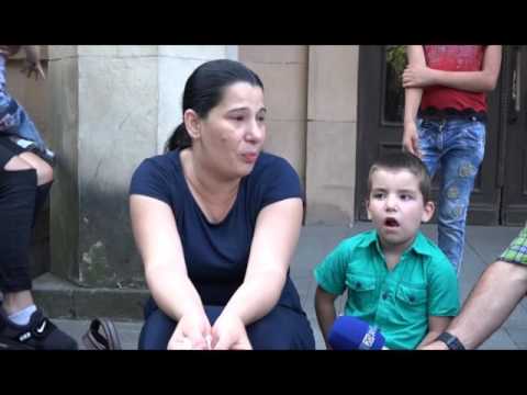 იპოთეკით დაზარალებულმა მრავალშვილიანმა დედამ  შვილებთან ერთად მერიის წინ შიმშილობა დაიწყო