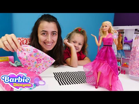 Barbie videoları! Sevcan ve Derin Barbie'yi balo için hazırlıyor! Kıyafet seçme oyunu!