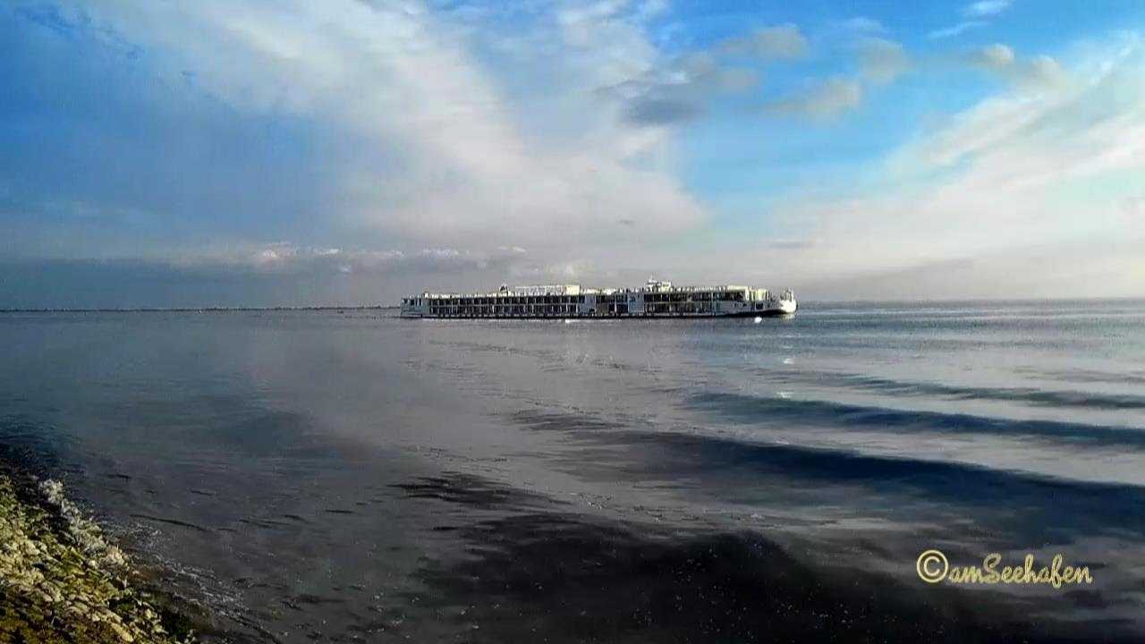 Emder Hafen  Zeitraffer Wolken Kreuzfahrtschiff Viking Lif Emden Port clouds rivercruiser timelapse