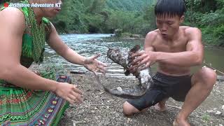 Survival Skills - Primitive life catch a lot of big catfish by primitive people live in the forest