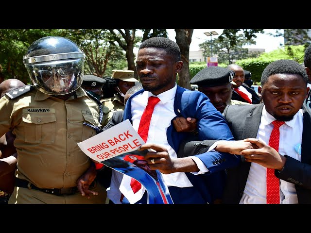 Bobi Wine Agobedwa Mu Kakiko Ke Dembe Ly'obutu Wangadya Ayisse Police e Mukwate class=