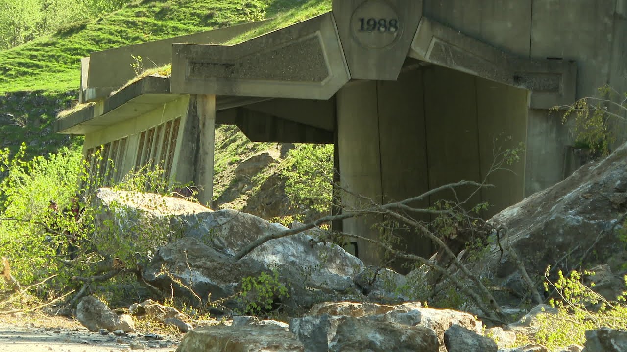 Béarn Vallée d'Ossau: Spectaculaire éboulement de rochers sur la route du Pourtalet