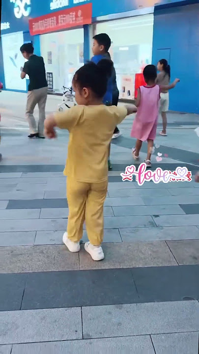 tarian gembira bersama bayi lucu