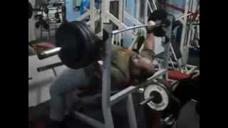 Göbeğiyle Halter Kaldıran Adam