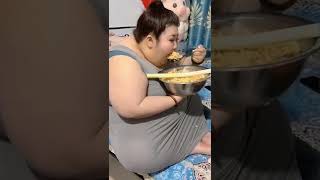 aku suka makan banyak