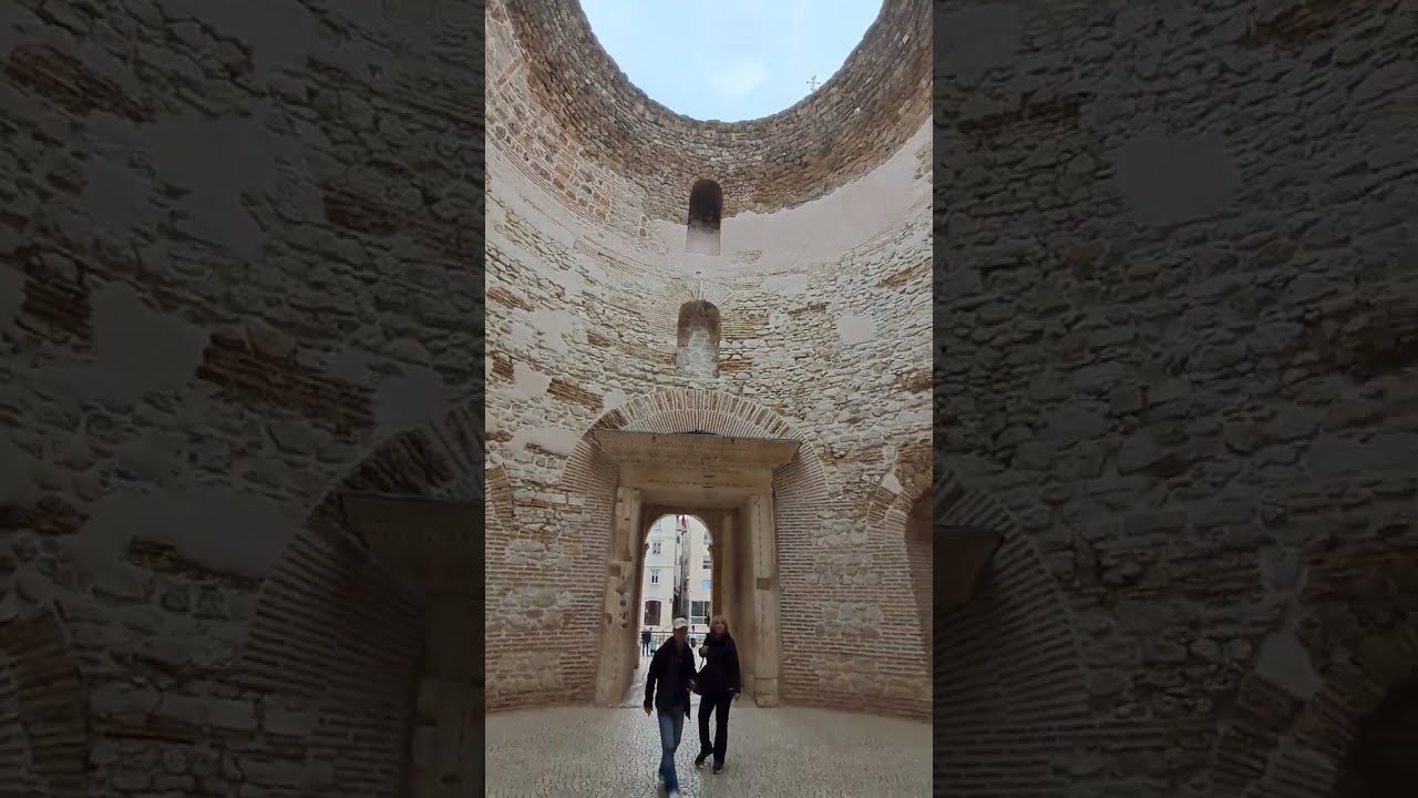 Mali đir do Vestibula 💎 #splitcroatia #dalmacija #oldarchitecture #oldstreet #unescoworldheritage 