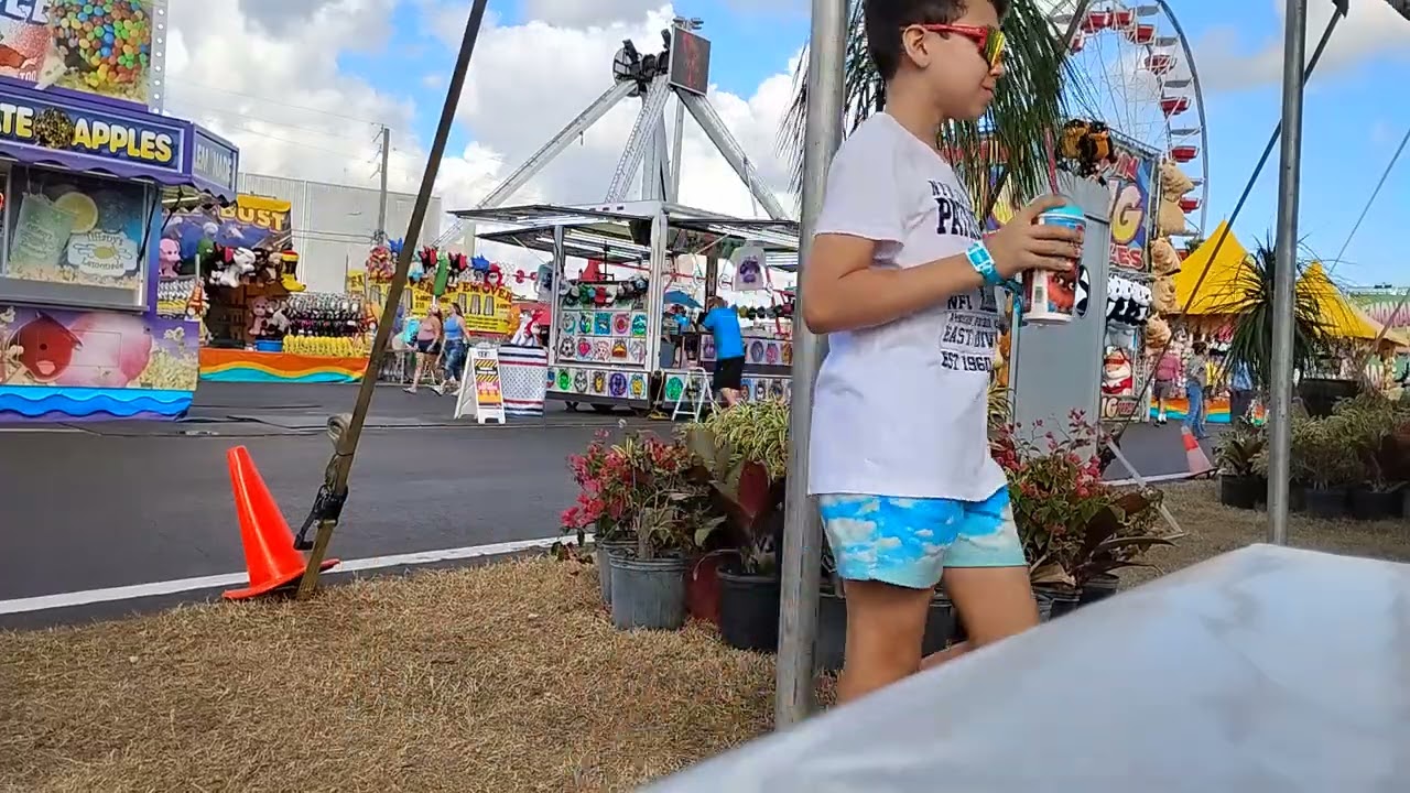 Что же на самом деле скрывается внутри этого переполненного парка аттракционов?