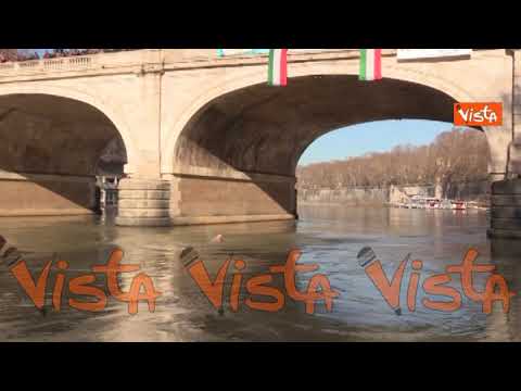Mister Ok si tuffa nel Tevere da Ponte Cavour per il ...www.youtube.com › watch
