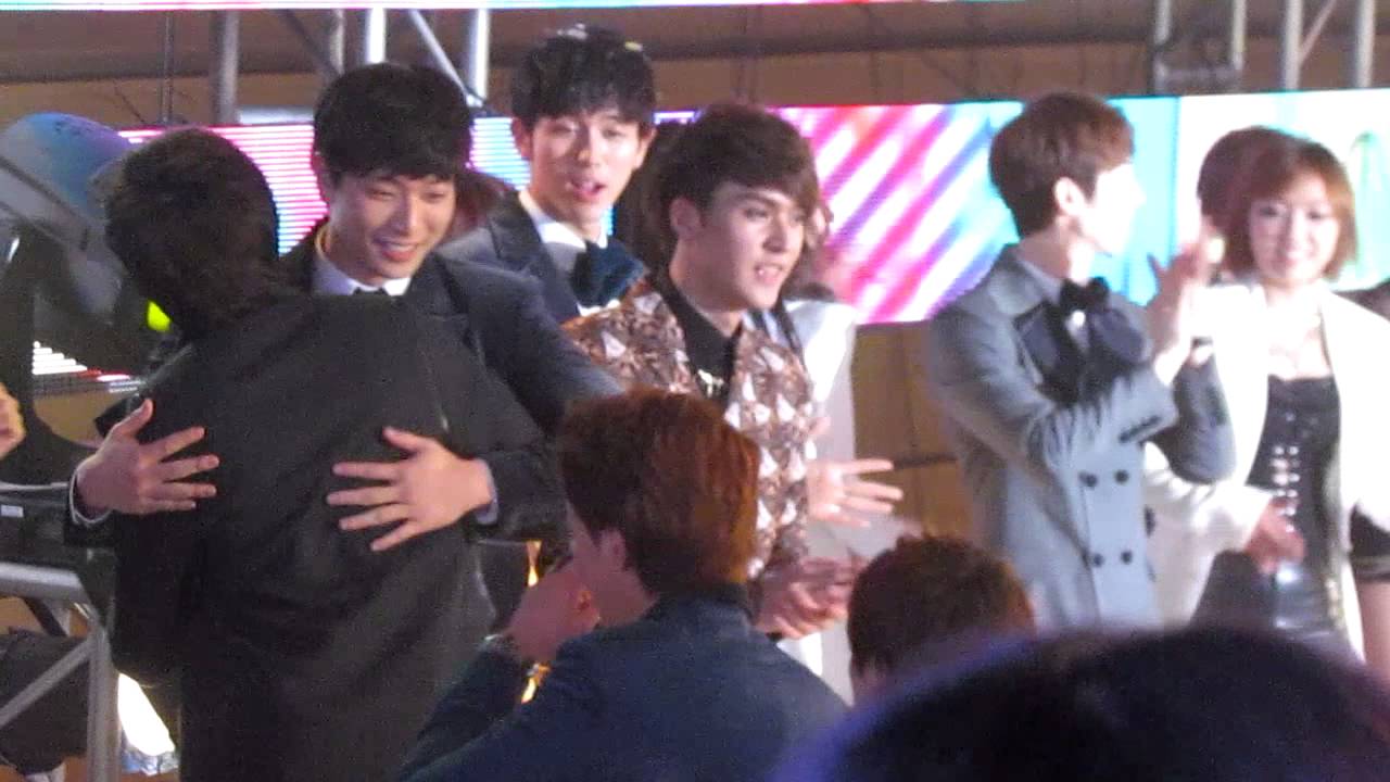 Crazy Maknaes MBLEAST LOVE at MBC 121231