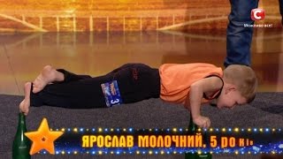 Ярослав Молочный - рекорд украины по отжиманию от пола на бутылках на 