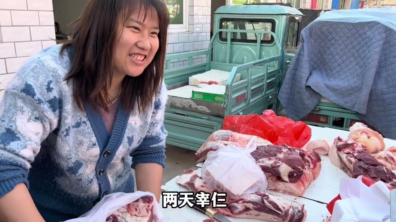 河北90后女老板生意太火爆，现场人山人海排队买猪肉，看着真过瘾