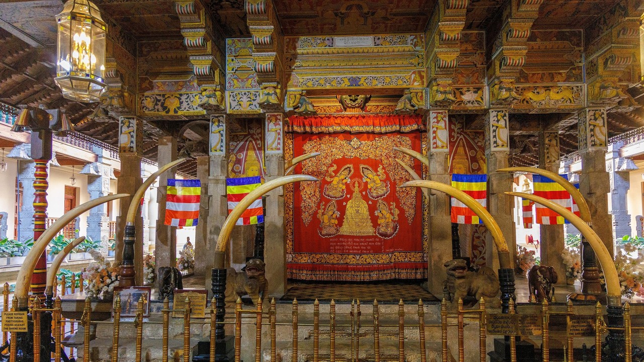 Inside the Temple of the Sacred Tooth Relic | Kandy 🇱🇰