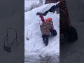 投雪機の足場が崩れる