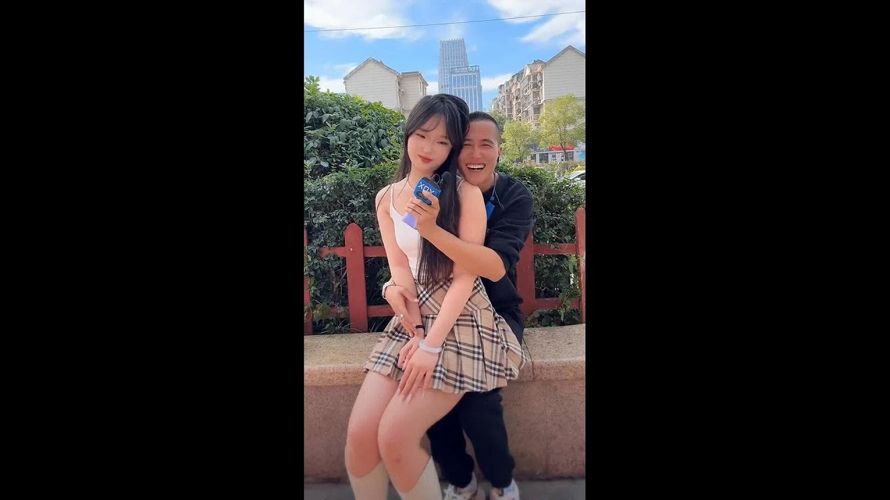 撩俩美女，一个性格很有趣另一个喜欢猛兽。