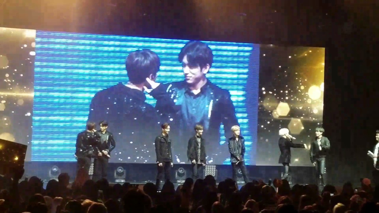 (Fancam) GOT7 Turbulence in Chicago [Game time among members and with lucky fans]