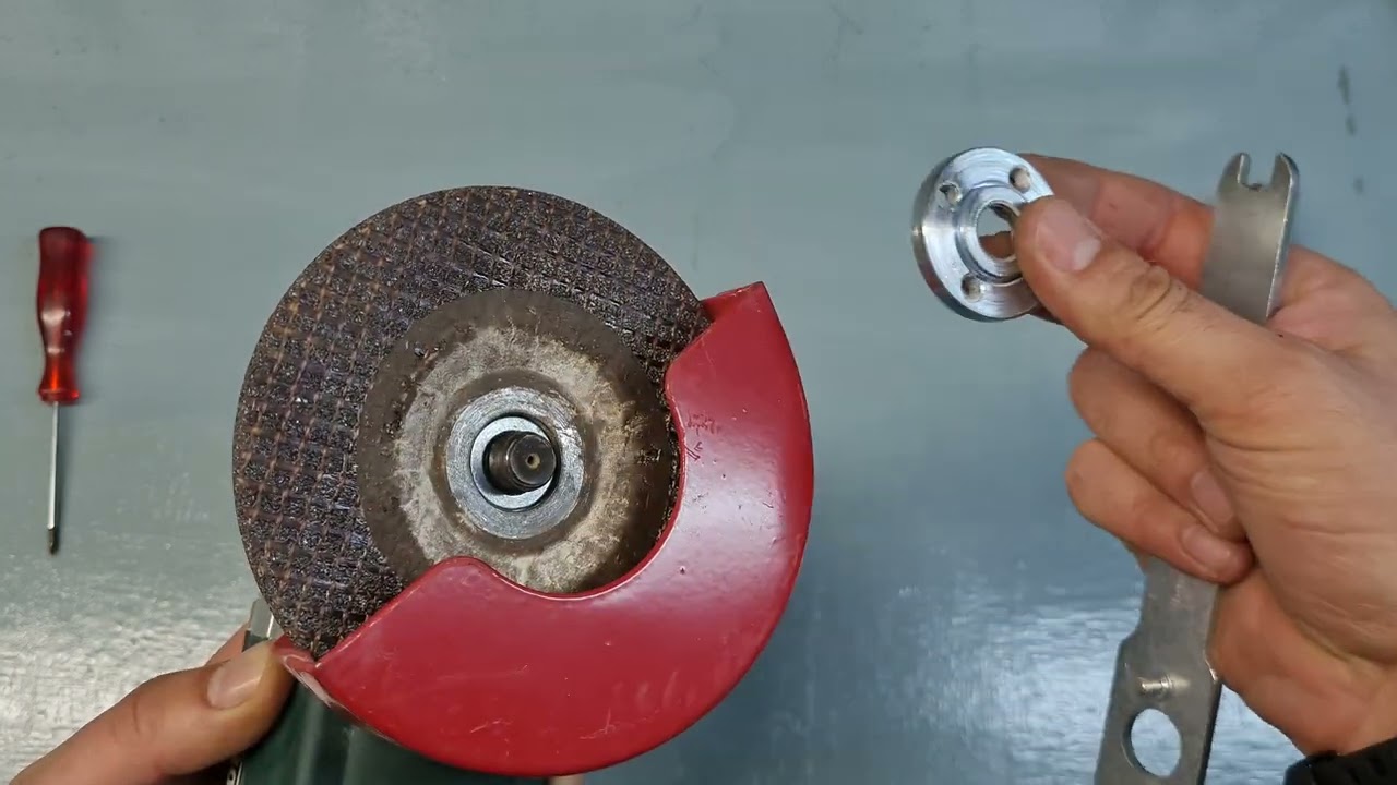 Come cambiare il disco su una smerigliatrice angolare / tagliare metallo, pietra, plastica e altro