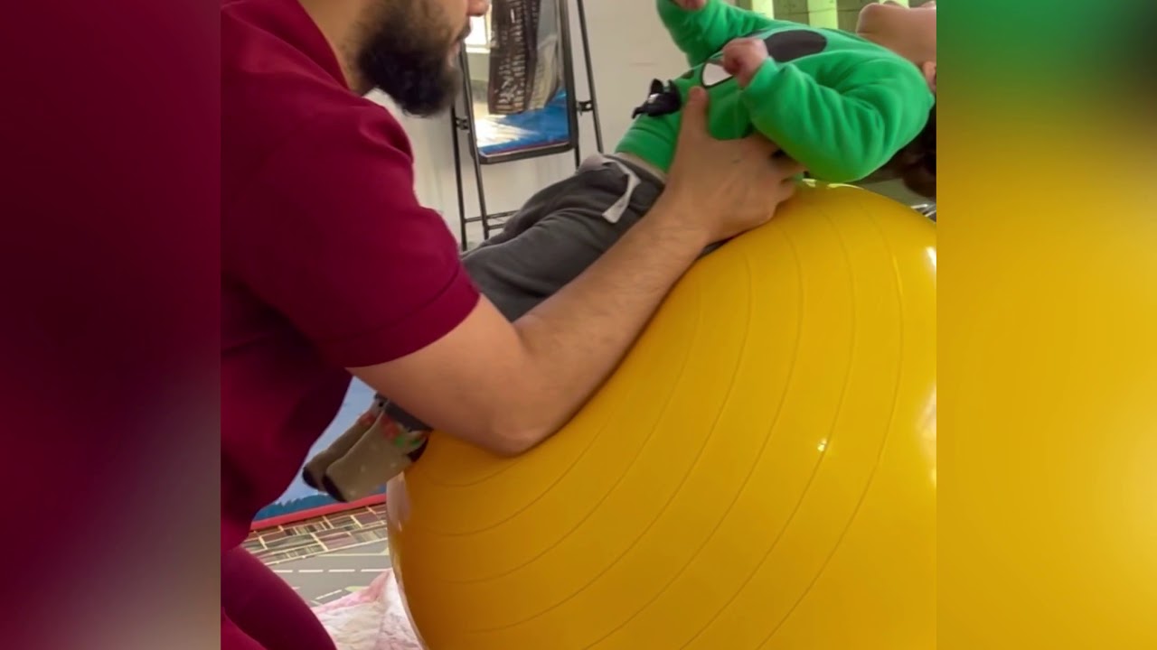 تمرين لاطفال الشلل الدماغي لزيادة التحكم بالجلوس وتقوية عضلات الظهر