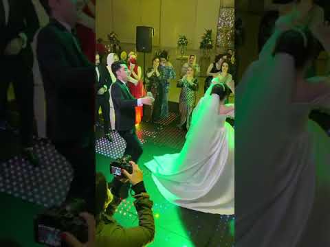 رقص زیبایی عروسمون خجالت میکشه داماد رو ببوسه وای از این عروس خجالتی