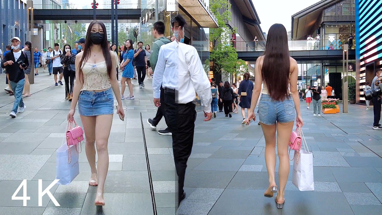 短裙褲配白白的大長腿 戴口罩也掩蓋不了氣質 China Street, Nightlife, China Street View, Chinese cities, Sichuan China