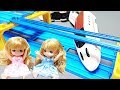 プラレール 新幹線 800系つばめ 踏切で事故発生!じこはおこるさ!リカちゃんの妹、ミキちゃんマキちゃんが線路を手作り★割りばしの棒でDIY♪簡単 おもちゃ 塗装 パッカ君TV PACDREAMER