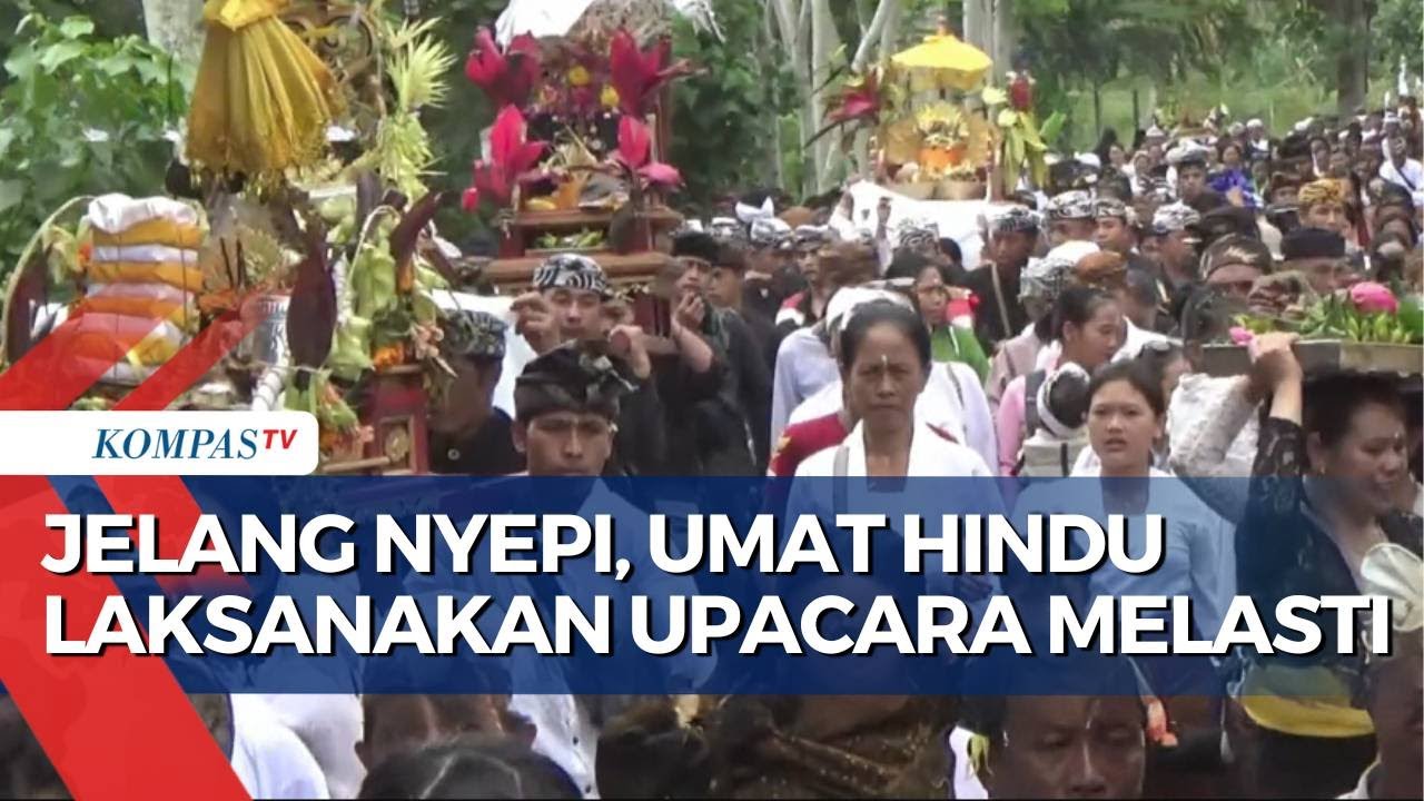 Jelang Hari Raya Nyepi, Umat Hindu Suku Tengger Laksanakan Upacara Melasti di Pantai