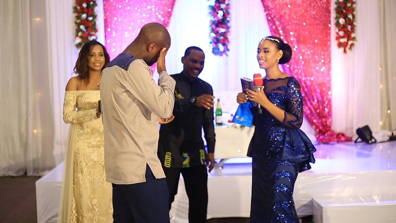 ONA BWANA HARUSI AMWAGA CHOZI MBELE YA WAGENI WAALIKWA