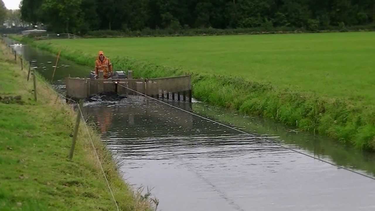 G.M. Damsteegt met een conver schuifboot en BMS baggerpomp
