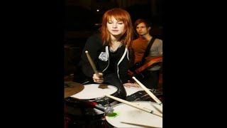 HAYLEY WILLIAMS IS NOT A SINGER... IS A DRUMMER