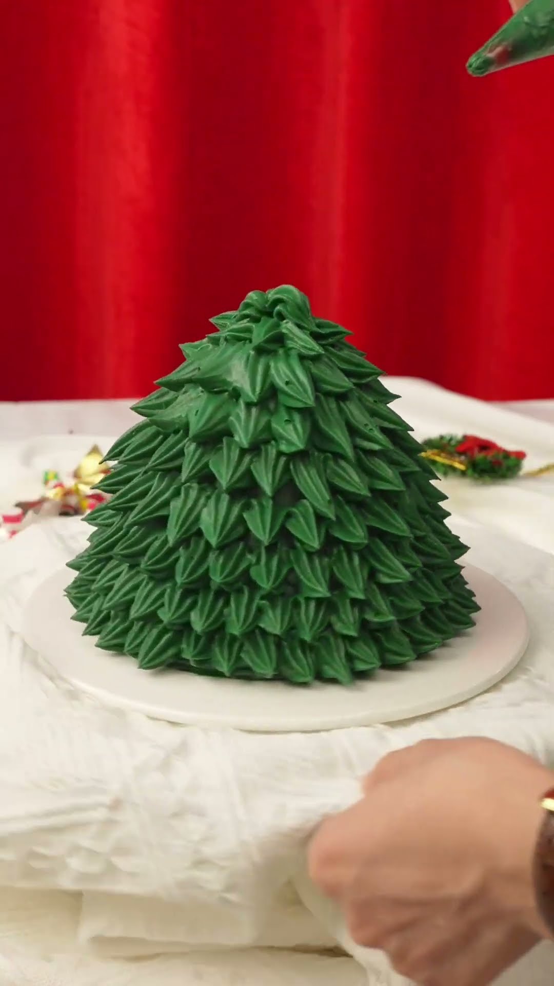 Immersive Christmas tree cake making? Baker’s Christmas limited editionWho doesn’t know how to make