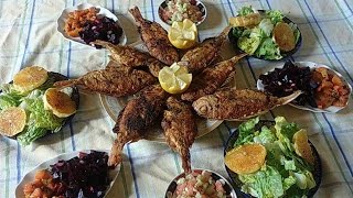 poisson frit سمك مقلي بالطريقة المغربية مرفق بسلطات متنوعة لغداء متوازن وصحي