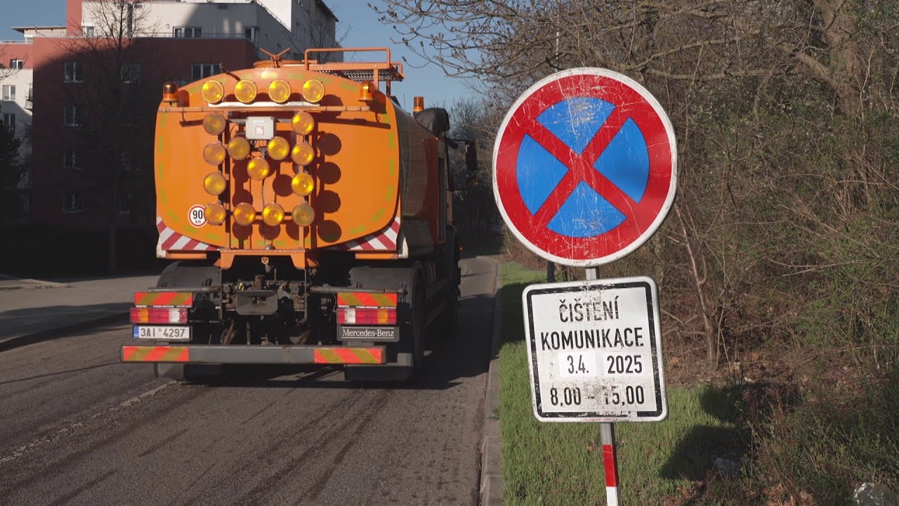 V pražských ulicích začalo blokové čištění komunikací: Za nepřeparkování aut hrozí pokuty