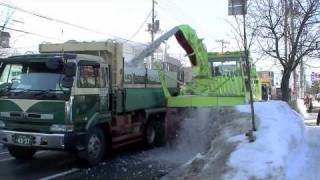 ロータリー除雪車と排雪トラックとホイールローダーの連携プレイ