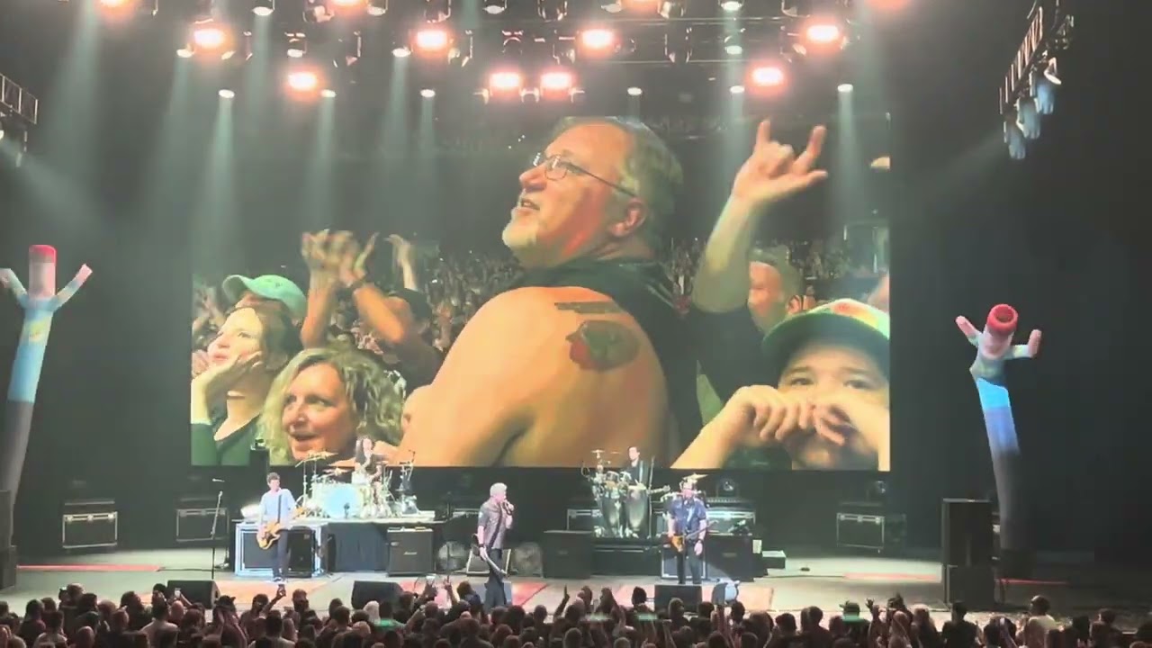 Pretty fly for a white guy [ended video at crowd play] by the offspring at olg stage july 10 2024