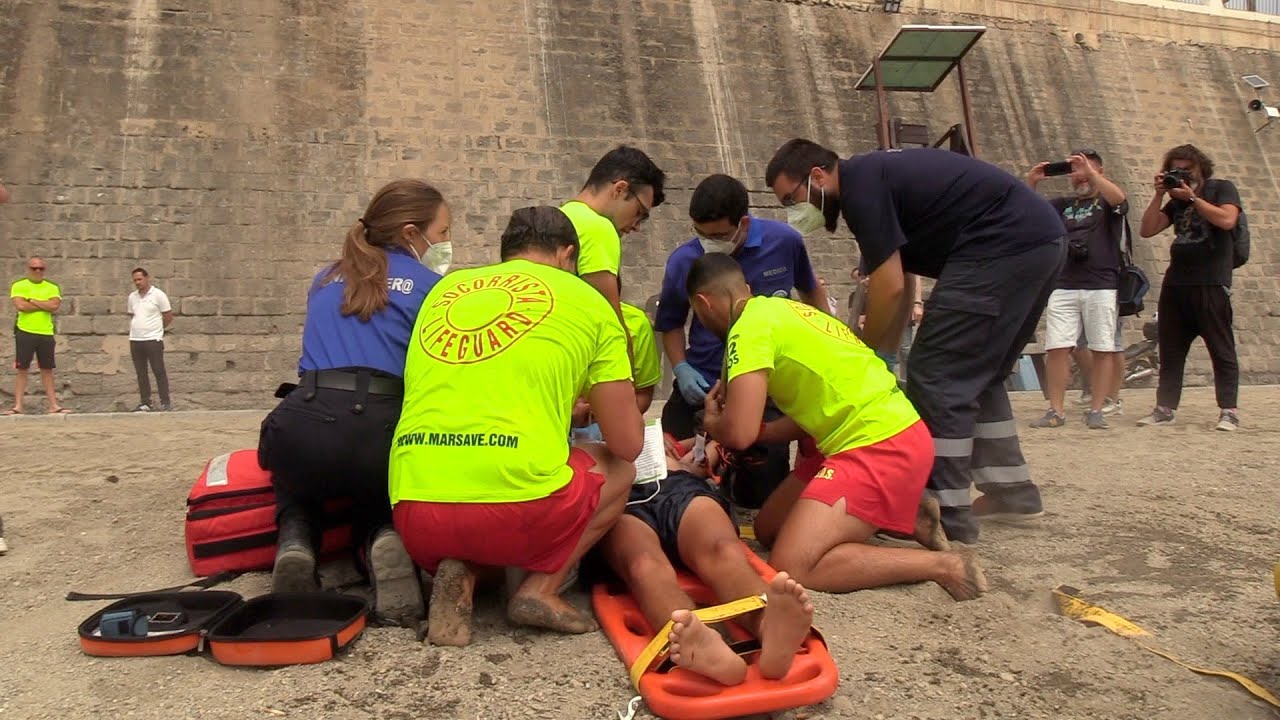 Así ha sido el rescate de un bañista en el ‘Chorrillo’: simulacro de Marsave