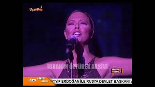 Çocuk hayaliyle tutuşan Ebru Gündeş, kız çocuğunu görünce her zamanki gibi sahneye alıyor (2003)