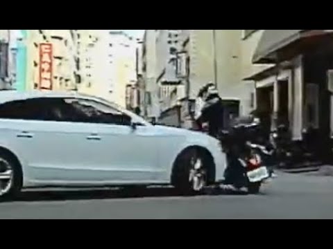 【車禍影片】想轉就轉 就算是紅燈 也攔不住我（2022.10.14 台中市南屯區黎明東街與三和街交叉口）