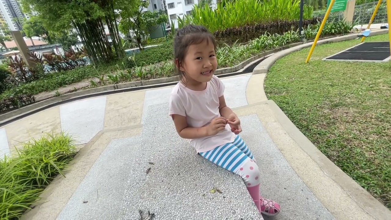 角色扮演游戏-小容扮演妈妈在家照顾宝宝