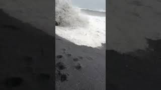 Never turn your back on the ocean.  🏃🏻‍♂️🏃🏻‍♂️🏃🏻‍♂️🏃🏻‍♂️ run!!!!!