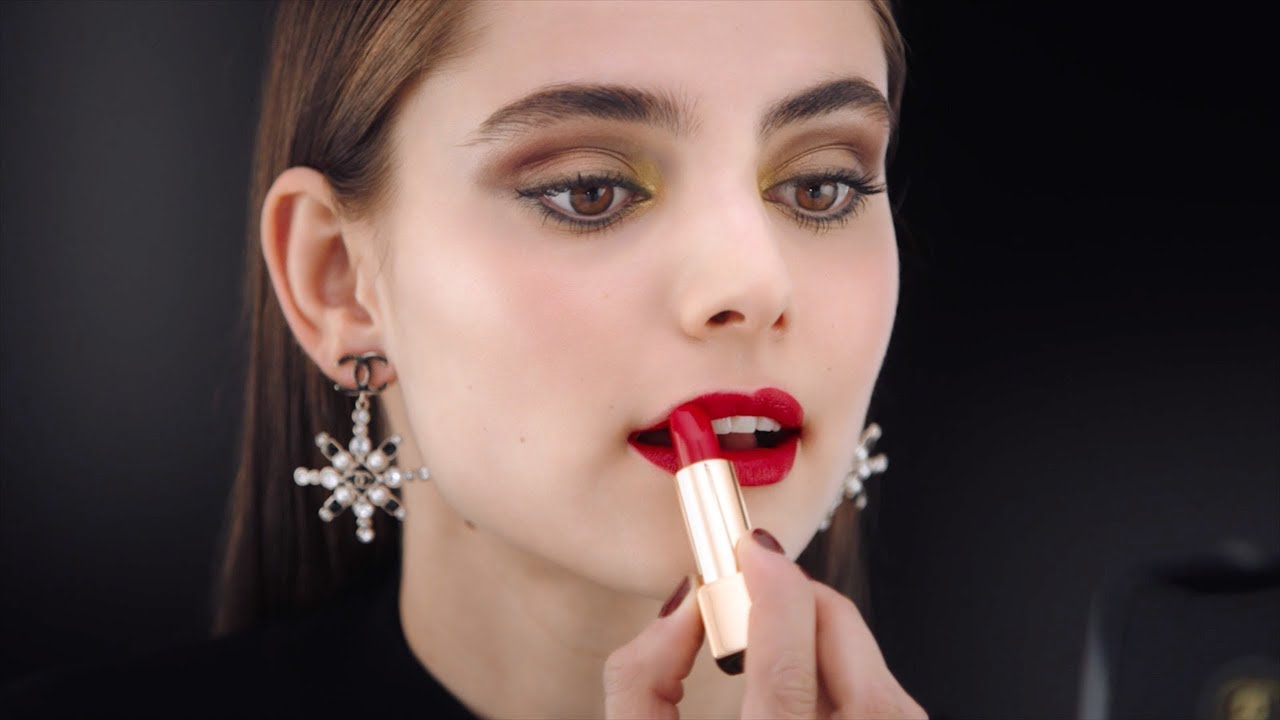 Chanel Spring 2019 Beauty: Glamorous Beach Waves and Bright Lips