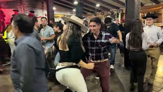 Linda y bellas mujeres bailan rancheras junto  al grupo  - EL TRUENO