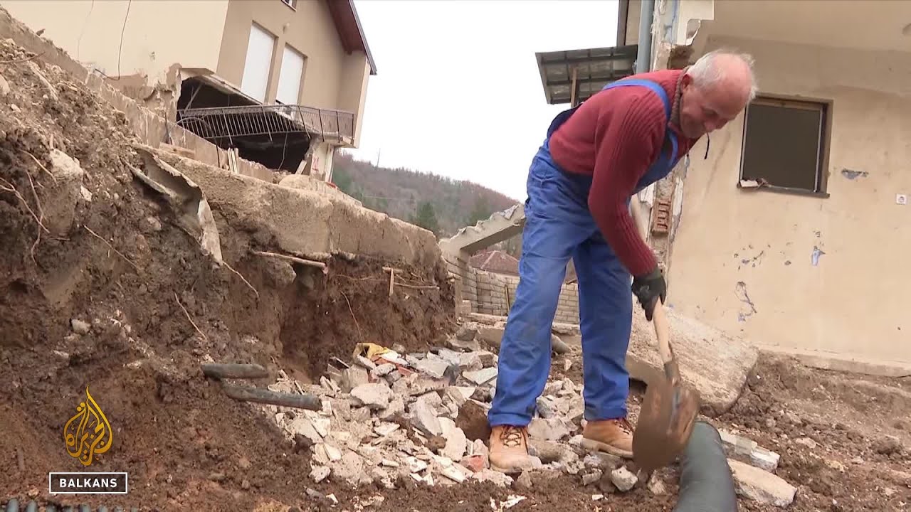 يقوم سكان دونيا يابلانيكا بإعادة بناء منازلهم دون مساعدة من الدولة