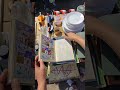 Старые вещи на барахолке.