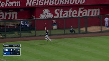 MIN@KC: Schafer makes leaping catch to end the 3rd