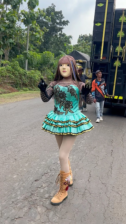 WOW π€© Dance video in traffic #butifyoucloseyoureyes #kedokcantik #dancevideo