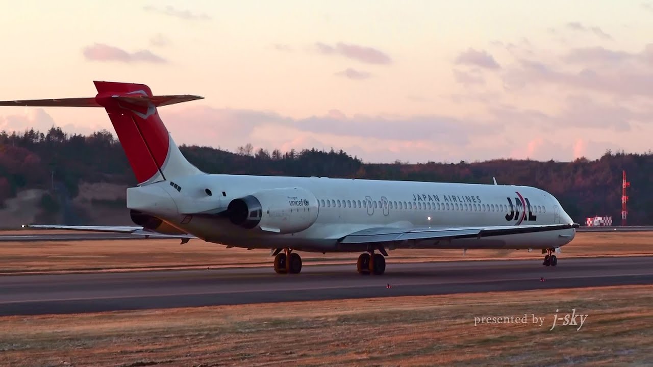 岡山空港・朝焼け] Morning glow and jetliner's take-off JAL/日本